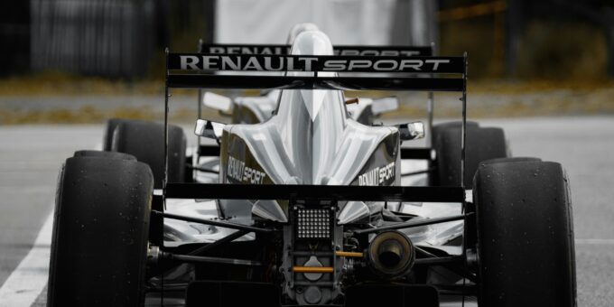 The World’s Favorite Renault Just Arrived: You Won’t Believe Its Nose!